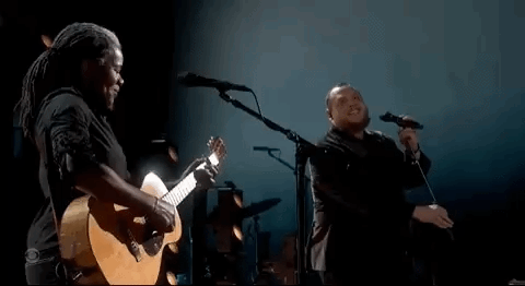 Tracy Chapman & Luke Combs swaying and performing