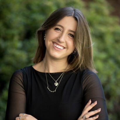 A professional headshot photo of Arielle Galinsky